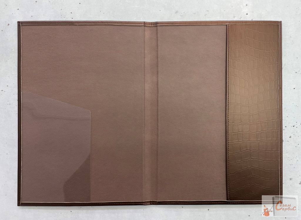 Папка адресная А4 кожзам, текстурная 143-02 Папка на подпись А4 формата выполнена с внешней стороны из мягкого кожзаменителя.&nbsp;Внутри накладной и угловой карманы. Купить папку адресную онлайн можно у нас на сайте.